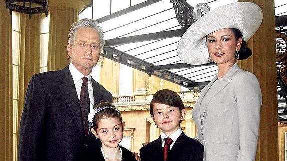 Michael Douglas y Catherine Zeta Jones con Carys Zeta y Dylan.