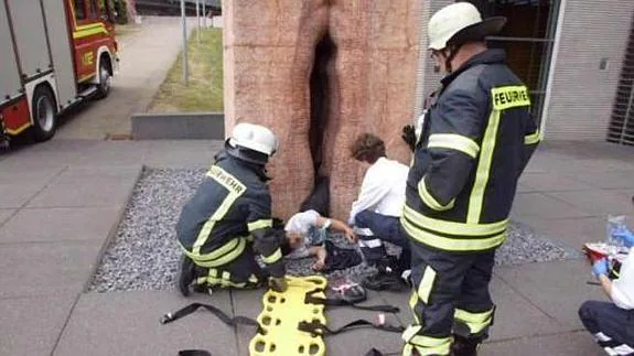 Los bomberos de Tubinga tuvieron que emplear una camilla para rescatar al atrapado en la vulva de mármol.