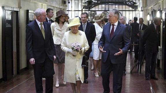 Isabel II en la prisión de Crumlin, acompañada por Peter Robinson (derecha), y Martin McGuinness. 