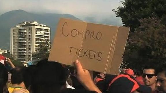 En los aledaños de los estadios donde se celebra el Mundial puede verse a varios reventas haciendo "su agosto".