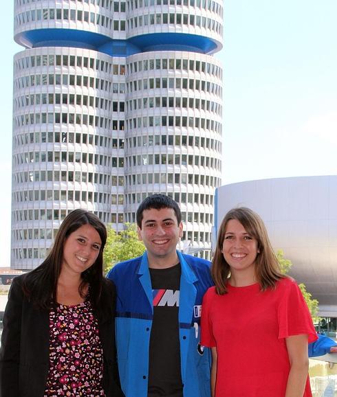 Joana, Eneko y Laura frente a la sede central de BMW en Múnich