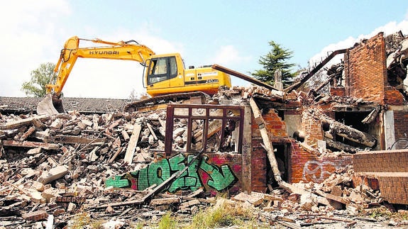 La maquinaria trabajaba ya ayer entre los escombros del antiguo colegio de Izarra. 