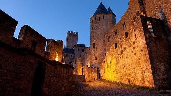 La ciudad amurallada de Carcassone, al anochecer.