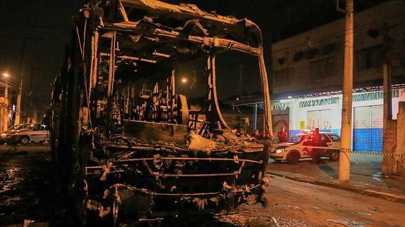 Uno de los autobuses incendiados en Sao Paulo.
