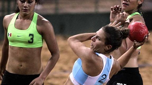 Una jugadora argentina disputa el balón con otra  mexicana durante un campeonato de Balonmano.