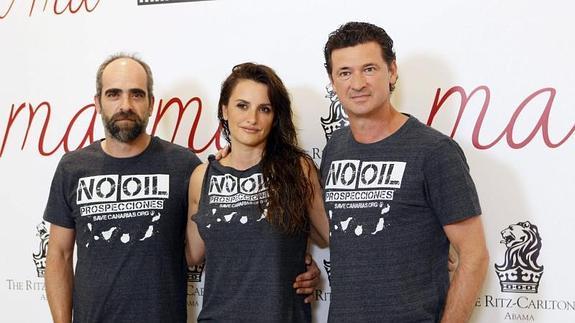 Los actores Luis Tosar y Penélope Cruz y el director de la película, Julio Medem.