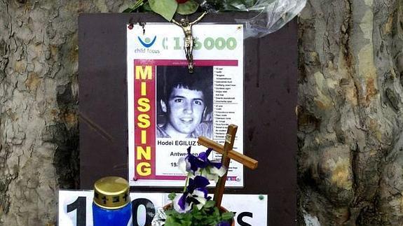 Velas y flores junto con la foto del joven desaparecido, Hodei Egiluz.