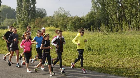 Deportistas de la seleccion australiana de triatlon, entrenando en Vitoria. 