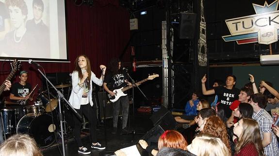 Jóvenes participantes en Gazterock ensayan en la sala Hell Dorado. 