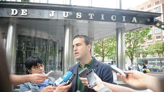 Gorka Maneiro presenta la denuncia contra el Gobierno vasco en Vitoria. 