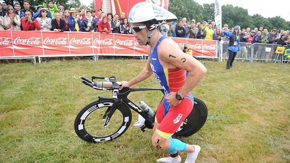 El triatleta Eneko Llanos, finaliza el sector de natación y corre con la bicicleta en el Campeonato del mundo de Triatlon. 