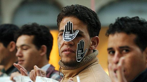 Jóvenes magrebíes, en una manifestación de Sos Racismo.  