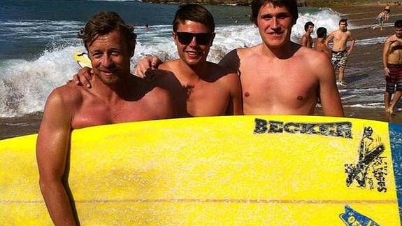 'El mentalista' cabalga olas en Zarautz y Getaria