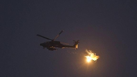 Un helicóptero israelí dispara cerca de la frontera con el norte de la Franja de Gaza.