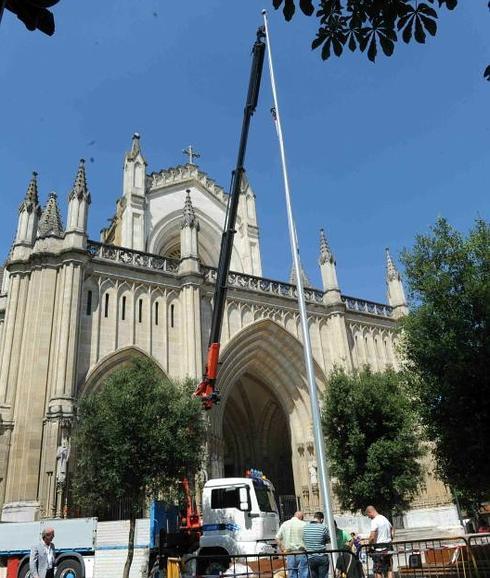 El mastil, ya levantado frente a la catedral nueva.