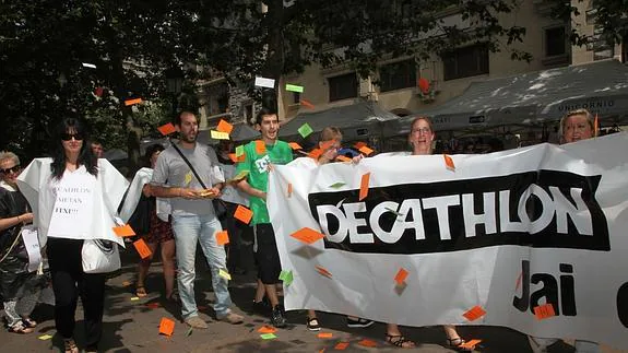 Sindicatos protestando en Vitoria contra la intencion de Decathlon de abrir el día de Santiago