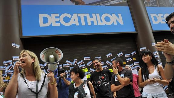 La protesta que impidió la apertura ayer de Decathlon en Bilbao 