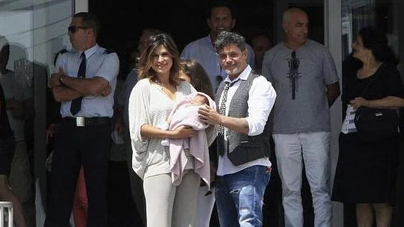 Alejandro Sanz y su mujer presentan a su hija Alma