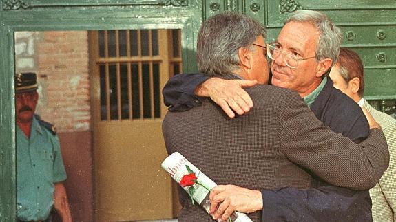 El exministro del Interior José Barrionuevo y el expresidente del Gobierno Felipe González se abrazan en la puerta de la cárcel de Guadalajara en 1998.