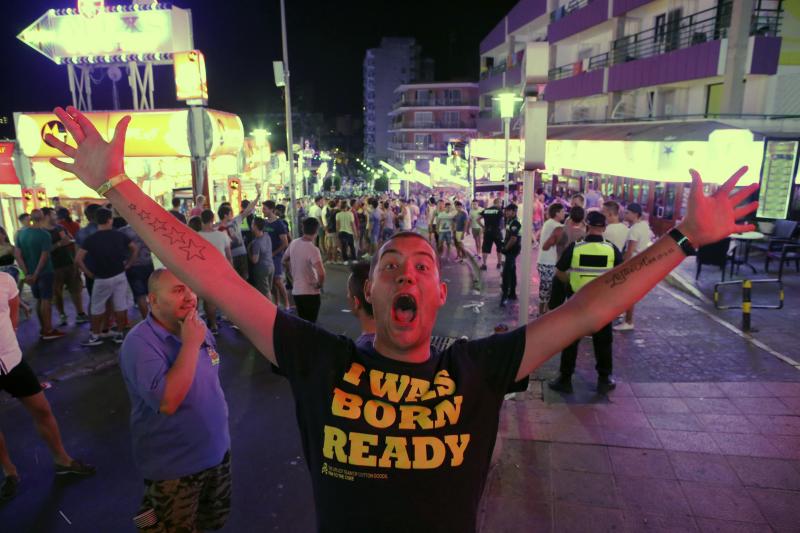 Jóvenes disfrutando de la noche en Magaluf 