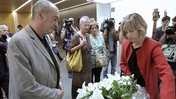 Garitano durante el homenaje, en presencia de Maixabel Lasa, a su izquierda. 