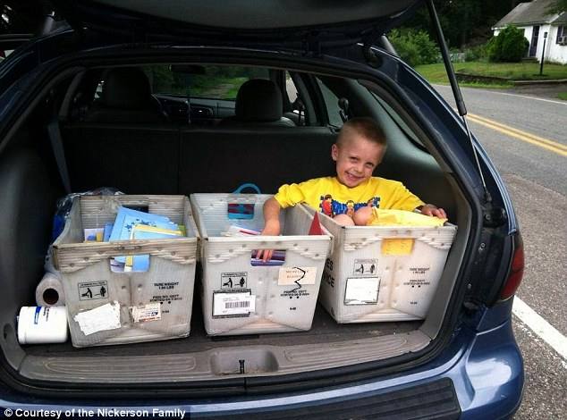 El pequeño Danny Nickerson con sus regalos de cumpleaños.