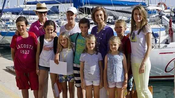 Doña Sofia, junto a la Reina Letizia, rodeada de sus ocho nietos en Palma de Mallorca en 2013.