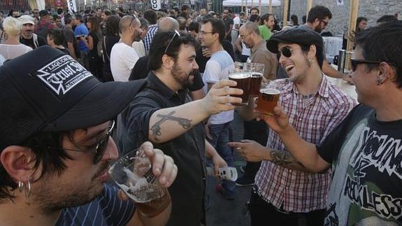 Un grupo brinda con cerveza artesana en la feria del Casco Viejo.  