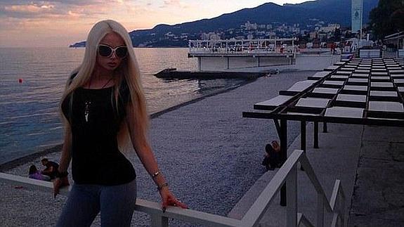 Valeria Lukyanova frente a una playa de Yalta. 