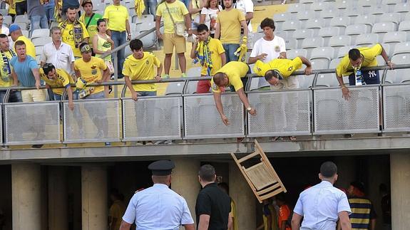 Aficionados de la UD Las Palmas lanzaron sillas desde la grada, al término del partido ante el Córdoba.