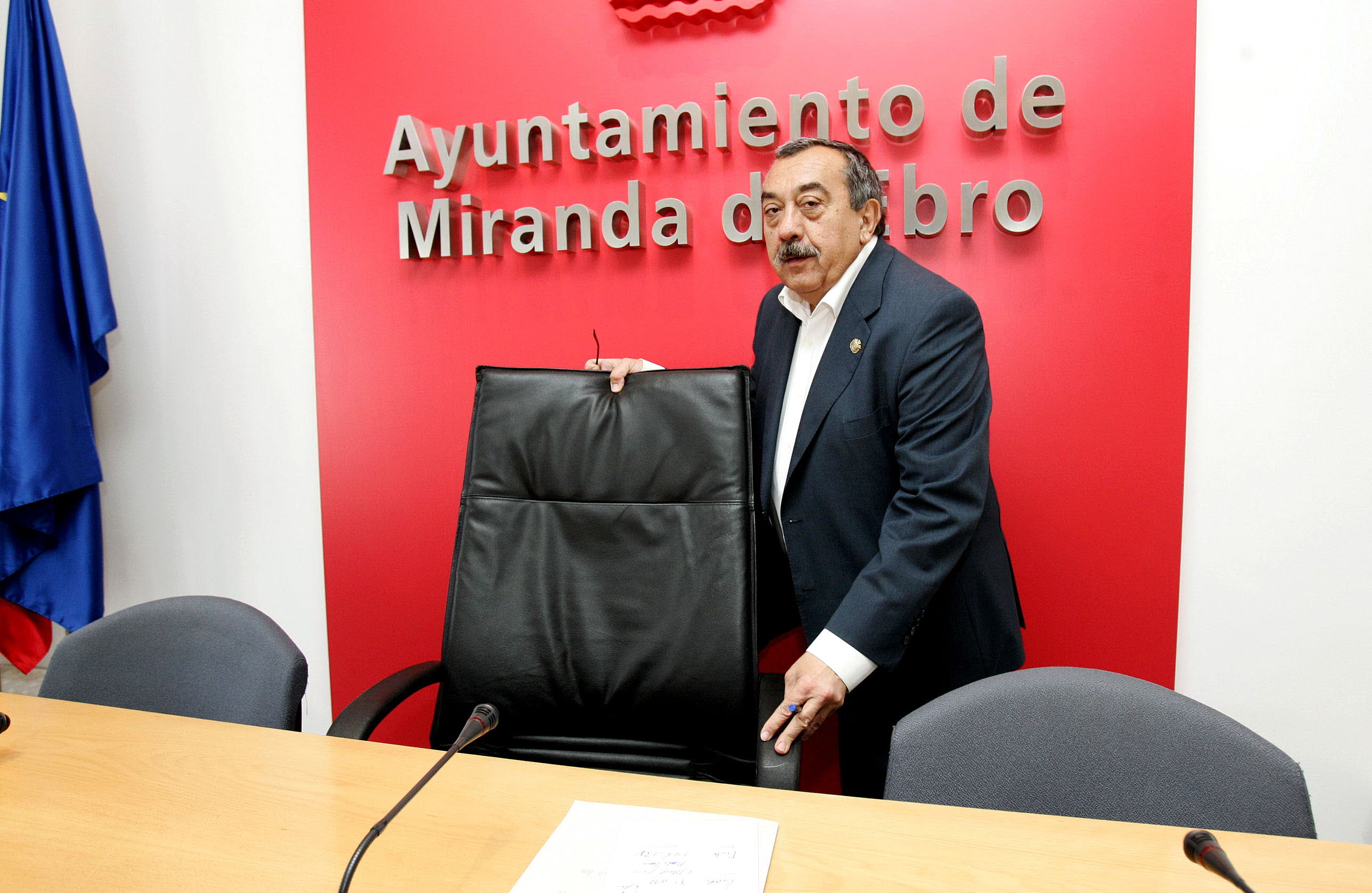El alcalde, Fernando Campo, se dispone a ocupar su asiento en el Salón de Plenos del Ayuntamiento. 