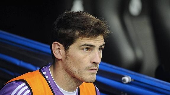 Iker Casillas, en el banquillo del Bernabéu.