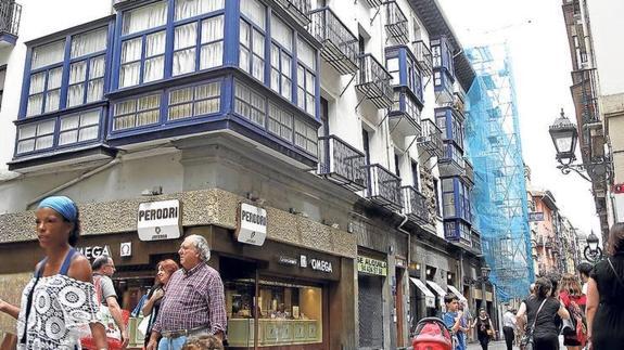 El inmueble comparte fachada con la calle del Perro, justo frente a la histórica fuente.