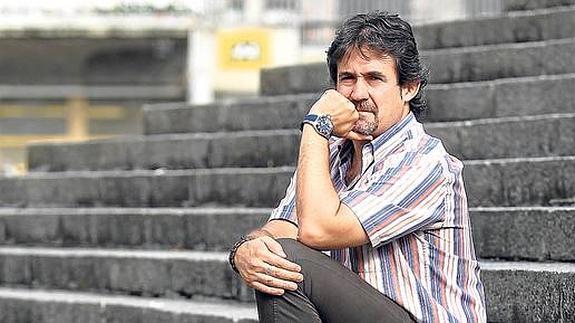 Pello Urizar, en las escalinatas del Teatro Arriaga, junto a la sede de EA en Bilbao.
