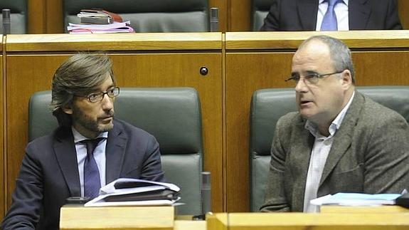 Iñaki Oyárzabal y Joseba Egibar en un pleno del Parlamento vasco. 