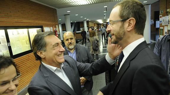 Agirre saluda a Maroto ante la atenta mirada de Prieto en un acto preelectoral en 2012