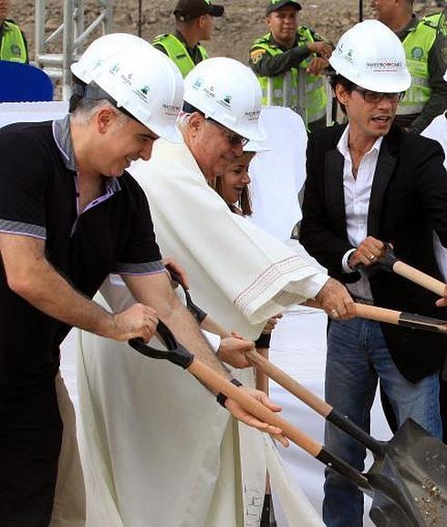 Marc Anthony colocó la primera piedra. 