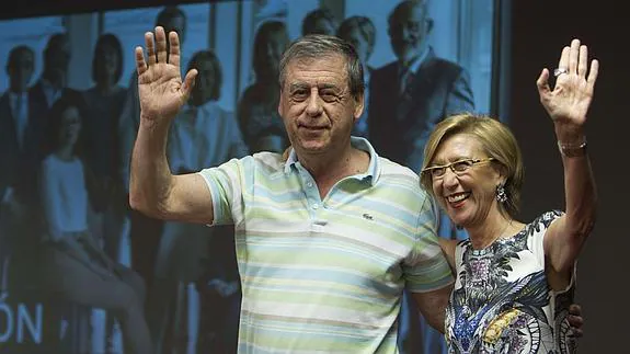 Rosa Díez y Francisco Sosa Wagner, durante una intervención en el acto central de la pasada campaña para las elecciones europeas, en Sevilla. 