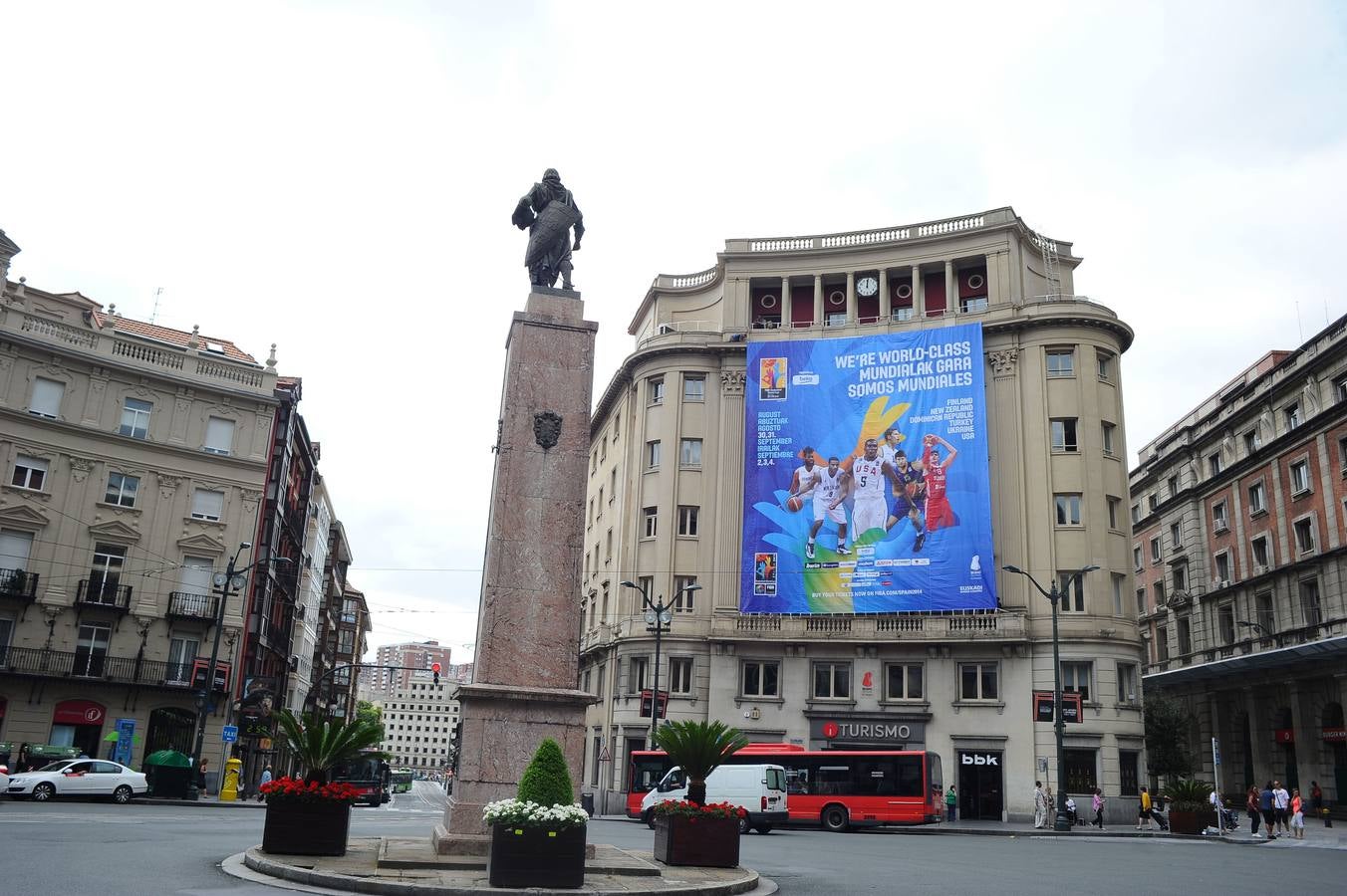 Cartel instalado en la fachada de la oficina de Turismo de Bilbao para promocionar el Mundial de Baloncesto.