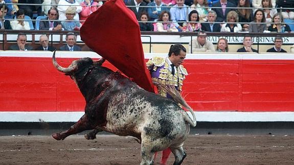 Fandiño, durante la lidia de uno de los toros. 