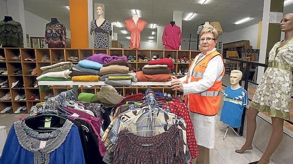 Carmen Sánchez, voluntaria desde hace 25 años de la tienda de la Fundación Caritas Chavicar.