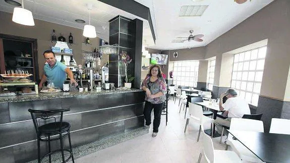 Los responsables del nuevo bar, que se llama El Poeta, en el interior de la reformada cafetería. 