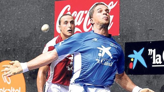 Olaizola II golpea una pelota con la derecha en la final del frontón Bizkaia ante la mirada de Irujo.