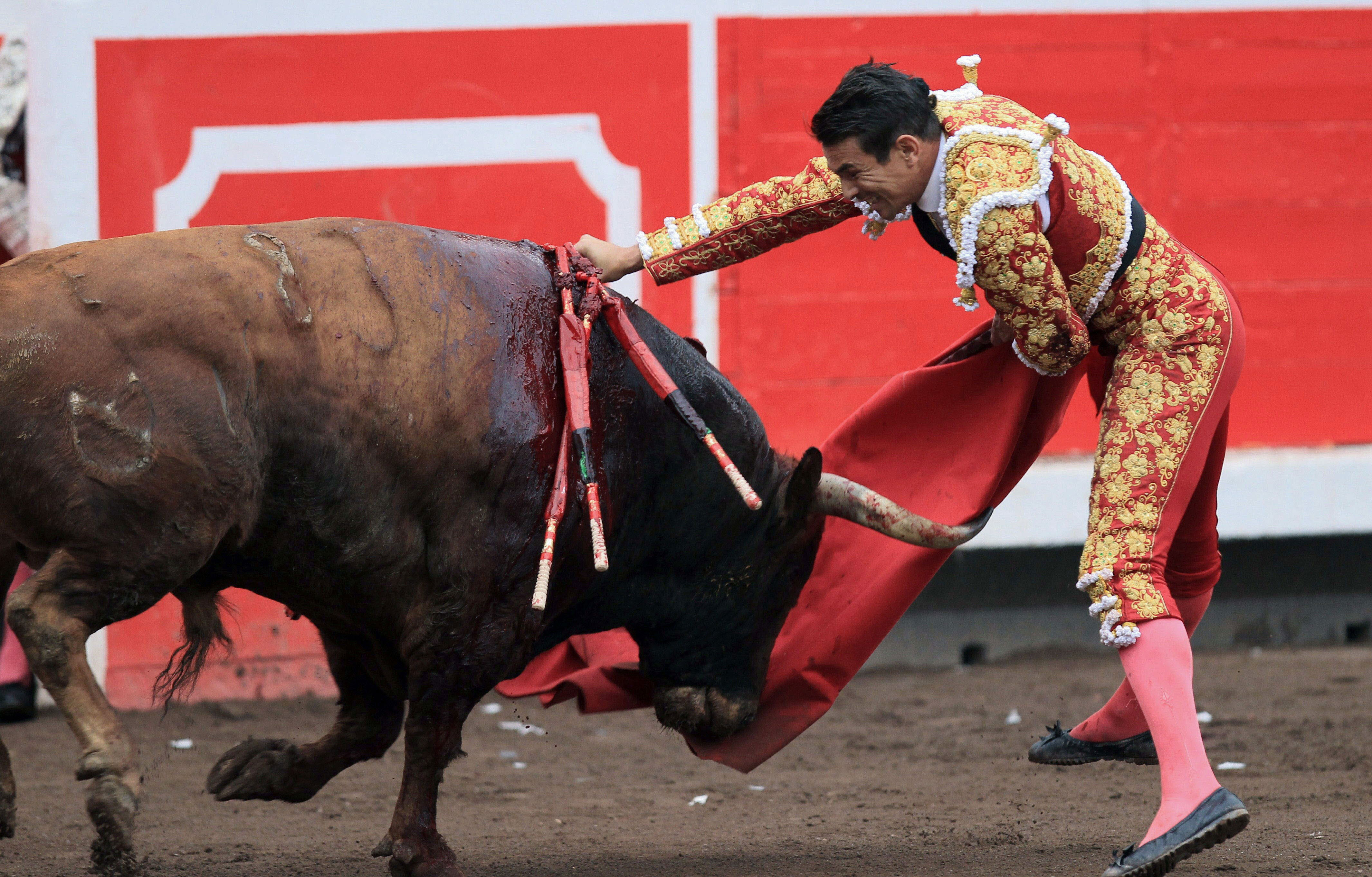 El diestro José María Manzanares entra a matar a su segundo toro durante la quinta corrida de abono de la Feria de Bilbao.