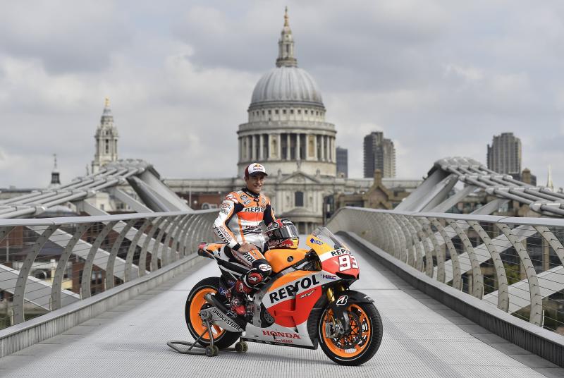 El español ha sido el primero en recorrer el puente en moto 