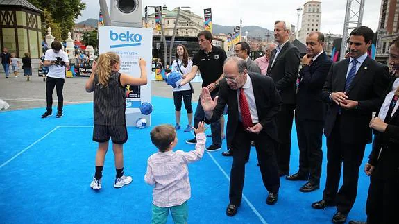 Representantes institucionales en la inauguración de la Fan Zone.