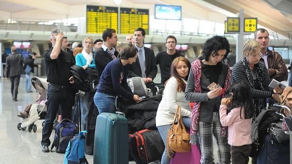 Varios pasajeros en el aeropuerto de Loiu en una imagen de archivo.