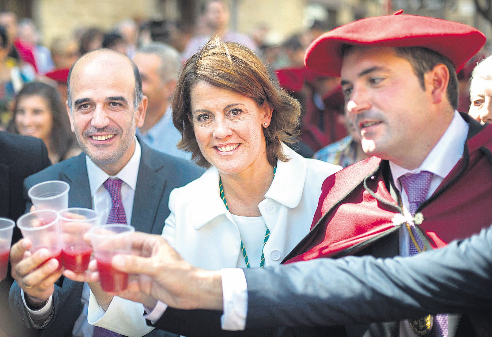 La presidenta del Gobierno de Navarra, Yolanda Barcina, junto al presidente de la Cámara Foral, Alberto Catalán y el Presidente de la Cofradía del Vino de Navarra, David Palacios, degustan el primer mosto de la temporada. 
