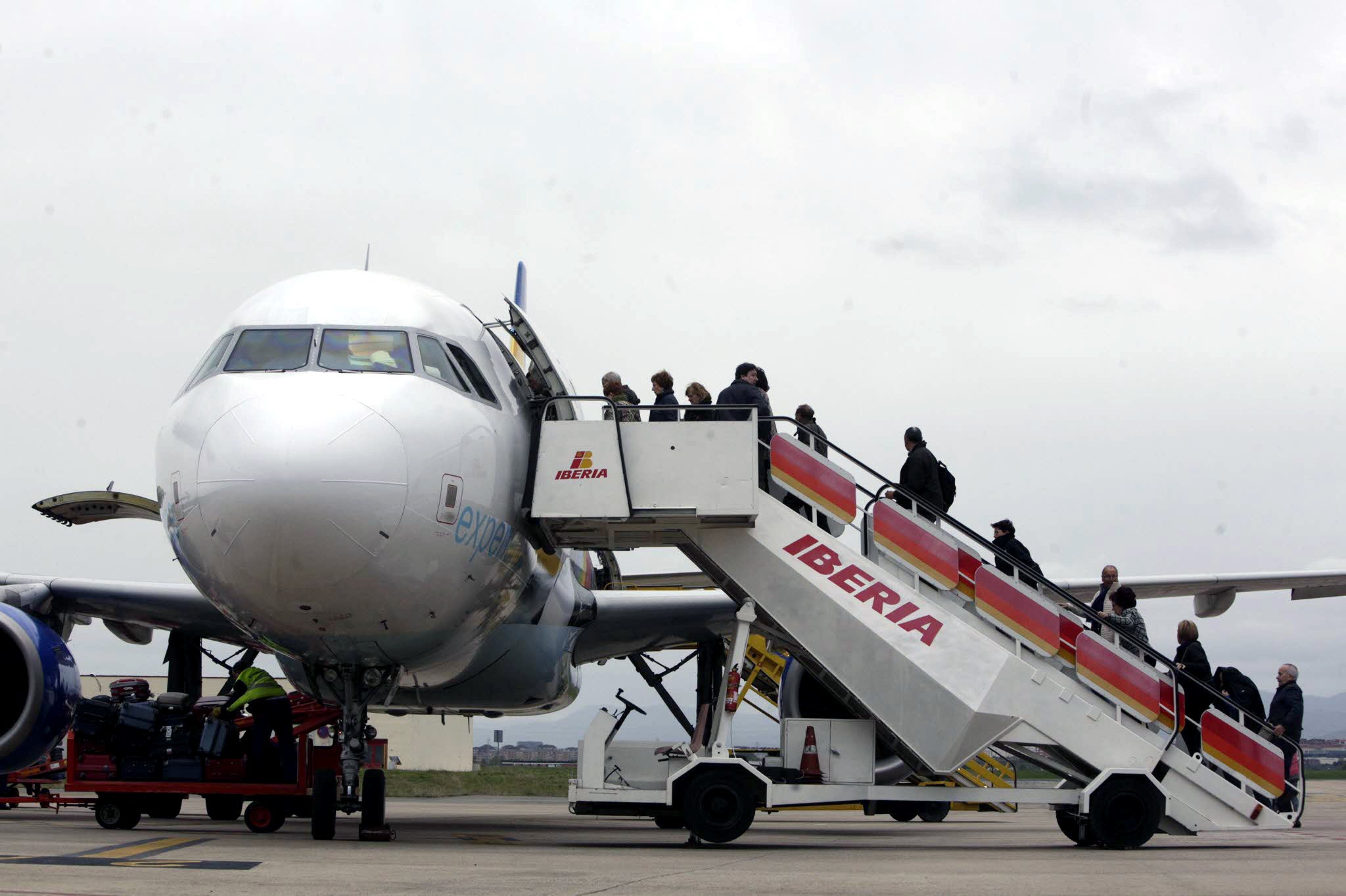 Pasajeros acceden a una aeronave en las pistas de Foronda.   