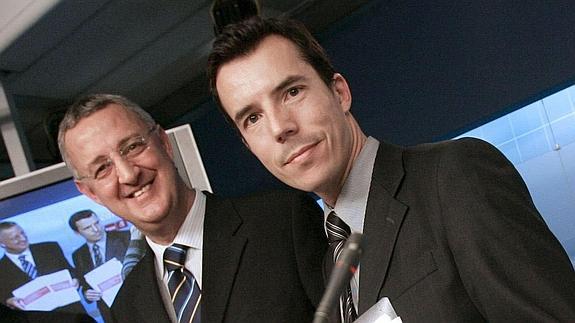 Jesús Caldera, al fondo, junto al exdirector de la fundación, Carlos Mulas.